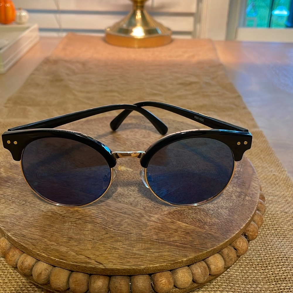 sunglasses black frame